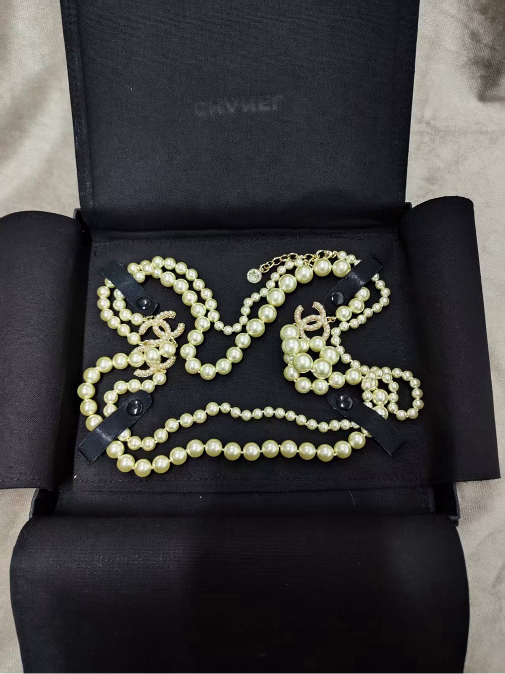 💕Chanel Classic Pearl Multi-Strand Necklace with Interlocking Logo Charms